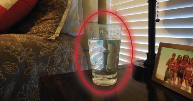 vaso de agua y sal debajo de la cama