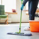 El empleo de limpieza: Requisitos, desafíos y beneficios.